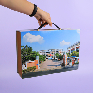 กล่องของขวัญพิมพ์ลายโลโก้หรูหราขนาดใหญ่ กล่องแม่เหล็กกระดาษสำหรับโรงเรียน บรรจุภัณฑ์กล่องแม่เหล็กพร้อมโฟมเสริมและหูหิ้ว - Product Image 1