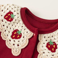 Mono de bebé niña de manga larga rojo con cuello de ganchillo bordado de fresa para primavera y otoño, atuendo festivo para exteriores, recién llegado