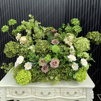 Rangée de fleurs artificielles blanches et vertes pour la décoration d'arche de mariage ; Composition florale personnalisée en roses de soie style Morandi pour événements et fêtes