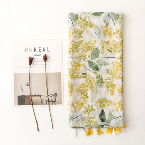 Pañuelo largo de verano para mujer, ligero y fresco, de poliéster con hilo de Bali, con estampado de hojas en verde frutal y amarillo brillante, con borlas, tipo chal. - Product Image 2