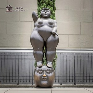 Escultura de Bronce TREVI de Fernando Botero, Estatua de Dama Gorda de Pie sobre una Cabeza, para Decoración de Plazas Exteriores y Jardines de Museos - Product Image 5