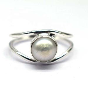 Anillo de Plata de Ley 925 con Baño de Rodio y Perla Natural de Agua Dulce con Corte Princesa para Bodas y Fiestas - Product Image 1