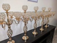 Candélabre de luxe en métal doré à 5 bras, avec tiges torsadées creuses et pendentifs en cristal