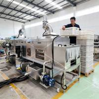 Volledig automatische hogedruk spuitwasinstallatie voor industriële trays voor de verwerking van vlees, vis, gevogelte en kip in de fabriek