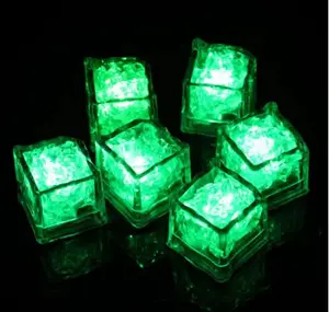 Mudança de cor Novidade LED Brilho Cubos De Gelo Cup Light Plastic Glow Cubes Decoração De Vidro De Vinho