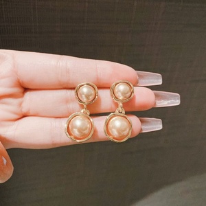 Boucles d'oreilles pendantes tendance plaquées or 14 carats avec perles Noor et perles d'imitation style français pour occasions festives féminines - Product Image 5