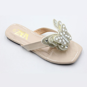 Offre Spéciale 2025 été nouvelles pantoufles à la mode femmes quotidiennes sandales extérieures à fond plat avec forme d'arc chaussures uniques tongs - Product Image 3