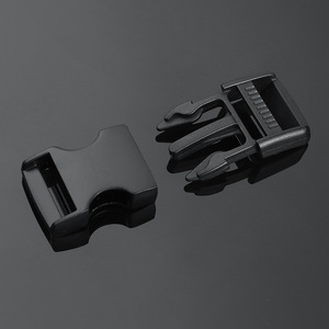 Hebilla de Plástico de Liberación Lateral Negra Resistente para Bolsos Primavera 2022 - Product Image 2
