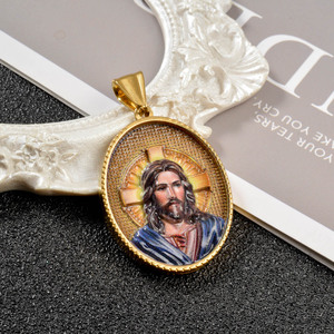 Collar de acero inoxidable con colgante de medallón ovalado con diseño de Jesús, cruz y halo, chapado en oro, con cuerda trenzada, para venta al por mayor - Product Image 4
