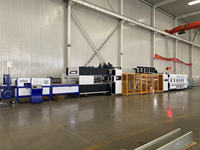 Ligne de production de fabrication de boîtes en carton ondulé avec impression flexographique, pliage, collage, rainurage, découpe rotative et emballage