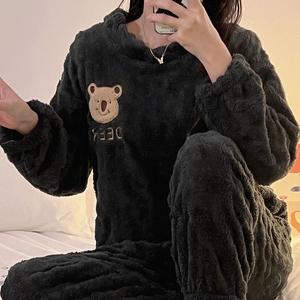 Novos Pijamas Confortáveis para Mulheres com Bordado de Ursinho, Roupas de Casa em Veludo Coral Espesso - Product Image 4