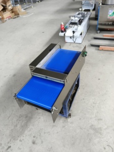 Machine à rouler la pâte à croissants <span class=keywords><strong>au</strong></span> <span class=keywords><strong>chocolat</strong></span> miniature, machine à façonner les croissants, machine à faire des croissants semi-automatique - Product Image 6
