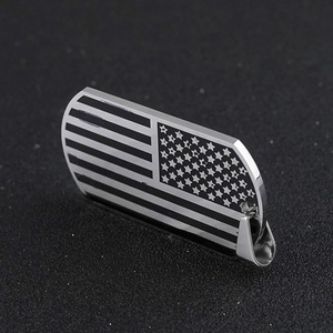 Collar con Colgante Rectangular de Bandera Americana en Acero Inoxidable 316L con Esmalte de Alto Brillo para Hombre - Product Image 3