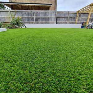 Gazon artificiel de haute qualité et durable de 50 mm pour terrains de football, respectueux de l'environnement et à faibles coûts d'entretien - Product Image 6