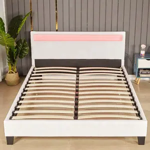 Camera da letto moderna elegante con display a LED morbido con rivestimento testiera in pelle bianca
