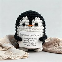 Boneka renda kreatif berbentuk penguin hitam dengan kartu huruf hangat mendorong dukungan untuk rajutan boneka mewah