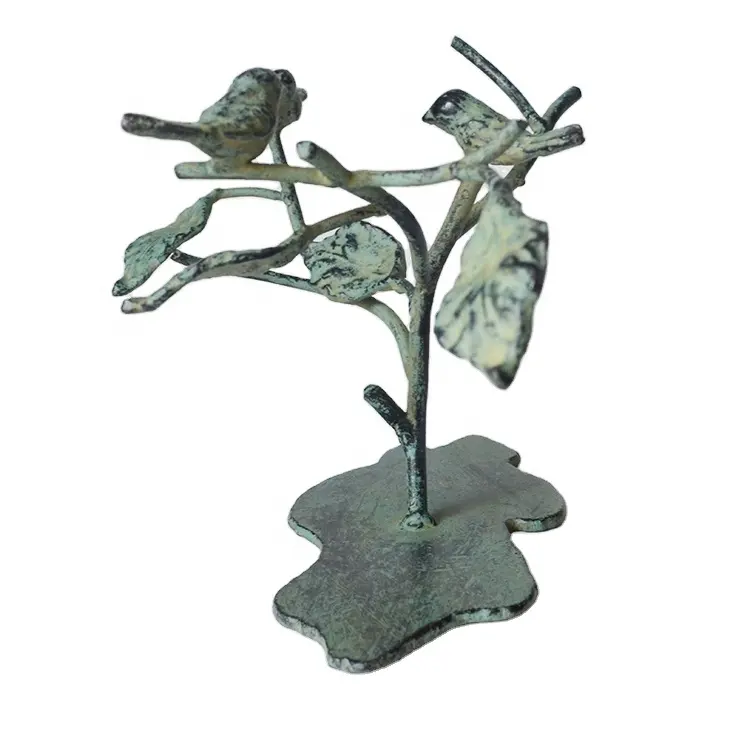 鋳鉄装飾金属鳥彫刻、枝テーブルオブジェクトの上に立っている金属鳥