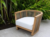 Table basse moderne et chaise longue d'extérieur en bois et corde pour terrasse et jardin