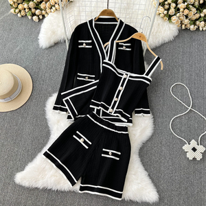 Completo <span class=keywords><strong>Donna</strong></span> Primavera 2026: Cardigan Lavorato a Maglia con Scollo a V e Contrasto di Colore, Gilet con Bretelle e Shorts a Vita Alta - Product Image 2
