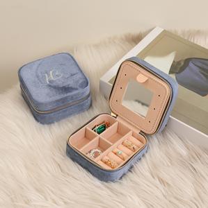 Boîte à bijoux portable de luxe en velours avec logo personnalisé, miroir intégré, forme carrée tendance pour bagues et colliers – Meilleures ventes - Product Image 6