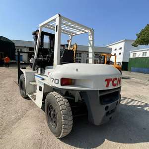 Montacargas TCM FD70Z8 de fábrica con motor Isuzu, horquillas laterales con cilindro y accesorios para manejo de materiales, disponibles en stock. - Product Image 4