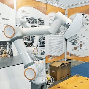 Cobot 6 axes HWINT économique pour l'automatisation des postes de soudage, la fabrication et la manutention de tuyaux - Product Image 1
