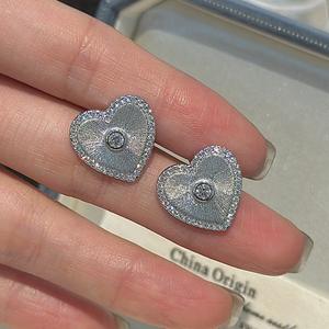 Boucles d'oreilles en argent pur S925, cœur brossé, design vintage et de niche, luxe léger, simple, en forme de cœur avec diamant comme pierre principale - Product Image 1