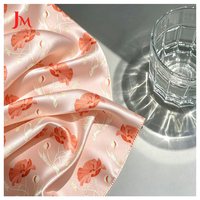 Tissu satiné en polyester soyeux de haute qualité, drapé, luxueux, imprimé sur mesure avec un motif floral pour robe femme