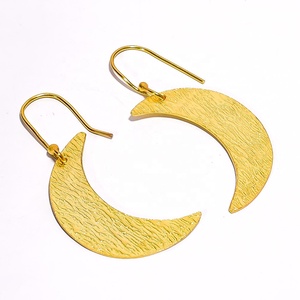 Pendiente de piedras preciosas de latón chapado en oro de 18K, joyería de pendiente de latón con diseño de media luna, mayorista de joyería chapada en oro de latón - Product Image 1