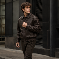 Blouson Bomber Homme en Cuir Effet Vieilli avec Col Rabattable, Fermeture Boutons Pression, Motif Gaufré au Dos et Ourlet Élastique – Vente en Gros