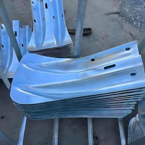 Barriera di Sicurezza Stradale Anticollisione in Acciaio Q235 Zincato a Caldo e Verniciato a Polvere, Non Riflettente, Argento, Vendita Diretta dalla Fabbrica - Product Image 3