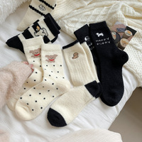 Chaussettes d'automne et d'hiver : mignon chien de dessin animé pour filles, chaussettes mi-mollet chaudes en polaire et épaisses, chaussettes de sol pour la maison, chaussettes de sommeil