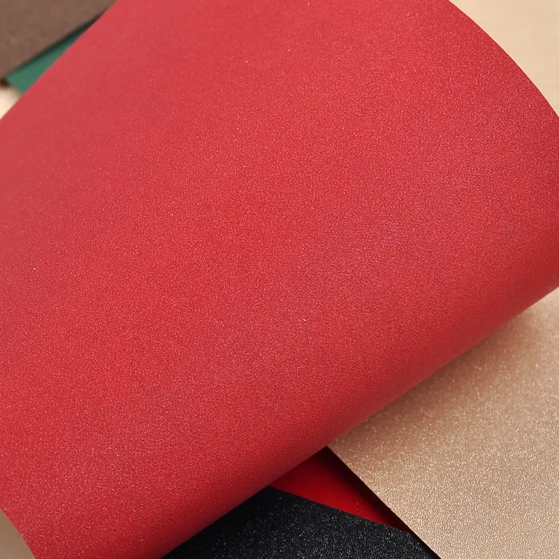 लेपित पेपर रोल उपहार लपेटकर नोट-पुस्तक कवर कारखाने प्रत्यक्ष बिक्री Leatherine उच्च गुणवत्ता वाले पीवीसी निविड़ अंधकार गत्ते का डिब्बा पैकिंग पेपर