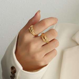 Anillo de promesa personalizado chapado en oro de 18 quilates de acero inoxidable, anillo de nudo entrelazado de amor de Amistad, anillo abierto de doble nudo - Product Image 4