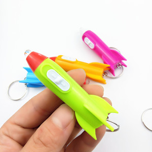 Biểu tượng tùy chỉnh nhựa phim hoạt hình Rocket Shape LED đèn pin với Keychain cho quà tặng khuyến mãi - Product Image 6