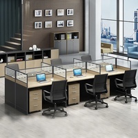 Bureau de travail moderne et élégant convertible pour le personnel, poste de travail en open space, bureau dans un immeuble de bureaux moderne, table de travail pour le personnel