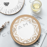 Ensemble de vaisselle en porcelaine sophistiquée à motifs linéaires géométriques dans des tons neutres pour un décor de table de mariage élégant