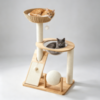 Arbre à chat ScratchBasket 94 cm en bois d'hévéa avec panier-lit en rotin tressé à la main, bol-capsule en acrylique transparent, griffoir incliné en sisal