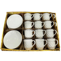 Vente en gros de tasses et soucoupes en céramique de porcelaine fine, blanches unies, pour cappuccino, avec design personnalisé en relief, de style moderne, luxueux et écologique, à prix abordable