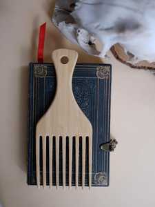 Peigne en bois fait à la main, peigne à cheveux naturel et écologique, doux pour le cuir chevelier, accessoire de soins capillaires durable et élégant - Product Image 3