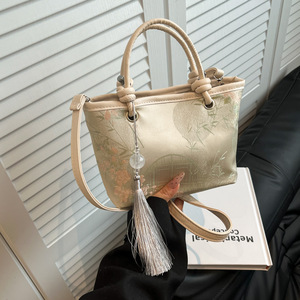 Colección Primavera 2025: Nuevo Bolso Cubo de PU Bordado Estilo Chino para Mujer, Único con Toque Occidental, de Hombro/Mano - Product Image 2