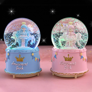 Grande Sfera di Cristallo con Fiocchi di Neve Automatici, Carillon Musicale Decorativo con Luci Colorate, Regalo di Compleanno per Bambini a Tema Parco Divertimenti - Product Image 3