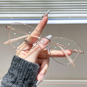 Gafas planas poligonales a la moda con filtro de luz azul, gafas retro adelgazantes, montura metálica para mujer, natural y de alta gama. - Product Image 3