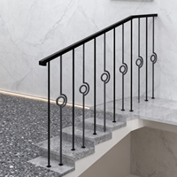 Balustrades en fer forgé artistiques, main courante d'escalier, designs de balustrades métalliques, fuseaux dans l'escalier de la villa