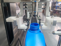 Machine de remplissage de bouteilles entièrement automatique en acier inoxydable avec pompe à engrenages pour liquides et pâtes, idéale pour les cosmétiques, le shampoing, la crème et les détergents.