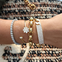 Bracelet manchette ouverte romantique Gemnel en argent plaqué or 14 carats avec motif floral, pétales taillés en poire et zircone cubique ronde brillante, ajustable