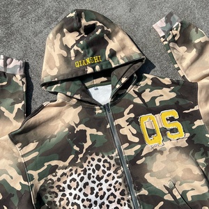 Sweat à capuche zippé personnalisé avec patch brodé, style streetwear, en molleton bouclette, camouflage, coupe oversize, épais, délavé à l'acide - Product Image 5