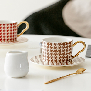 Juego de taza de café con platillo de porcelana fina, estilo americano, con diseño de celosía y flores, con asa dorada, ecológico, para oficina en casa y festividades - Product Image 5