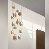 Lustre suspendu à LED d'intérieur moderne européen Lampe à suspension boule de verre décorative avec escalier en fer pour chambre à coucher