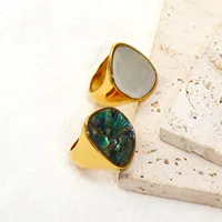 Bague de doigt unisexe tendance en acier inoxydable plaqué or, avec incrustation de coquille blanche irrégulière de 22 mm, style signet massif
